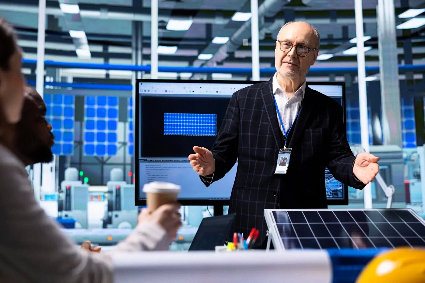 Muro de notas adhesivas clasificando riesgos en programas de formación y desarrollo corporativo